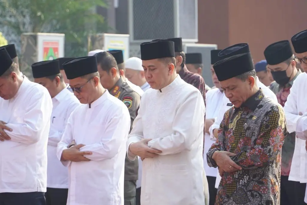 Penjabat (Pj) Gubernur Sumatera Selatan Agus Fatoni bersama ratusan pegawai di lingkungan Pemerintah Provinsi (Pemprov) Sumsel melaksanakan salat istisqa atau minta hujan. Kegiatan ini dimulai pada pukul 07.30 WIB di halaman Kantor Gubernur Sumsel, Jumat (13/10/2023).