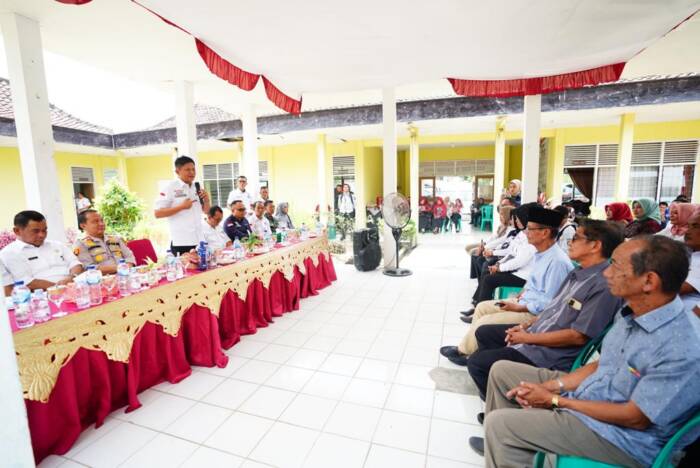 Bupati OKU Timur Ir. H. Lanosin, M.T. mengajak beberapa Kepala OPD Ngantor di Kantor Camat Madang Suku II guna menyerap langsung aspirasi masyarakat. Rabu, 18 Oktober 2023.