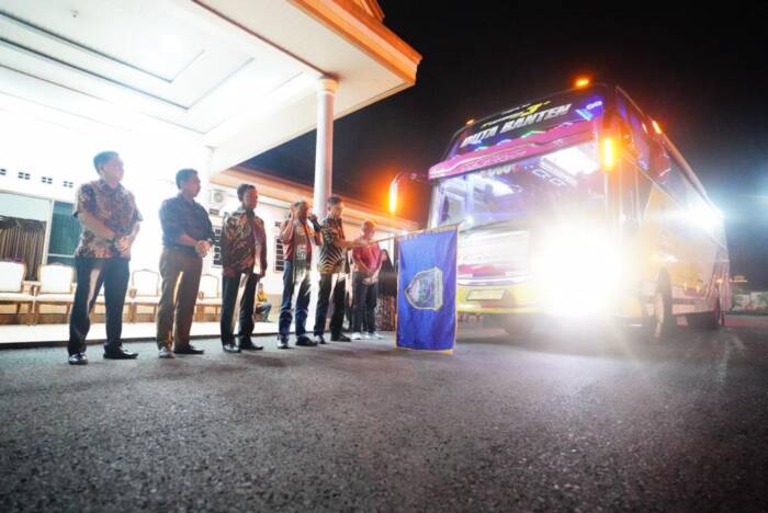 Bupati OKU Timur Ir. H. Lanosin,M.T. Melepas Kontingen Paduan Suara Gerejawi (Pesparawi) Nasional ke Jakarta, Kamis malam 26/10/2023 di Halaman Puri Sebiduk Sehaluan.