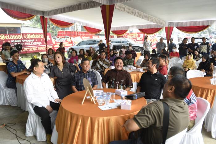 etua Dewan Pengurus  Wilayah (DPW) Sarjana Nahdlatul Ulama (ISNU) Sumatera Selatan (Sumsel)  yang juga merupakan  Gubernur Sumsel Periode 2018-2023 H Herman Deru menyambut baik  hadirnya  Living Clinic di kota Palembang. 