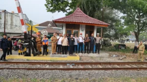 Tingkatkan Keselamatan Masyarakat, PTBA Bantu Pembangunan 4 Palang Pintu Kereta