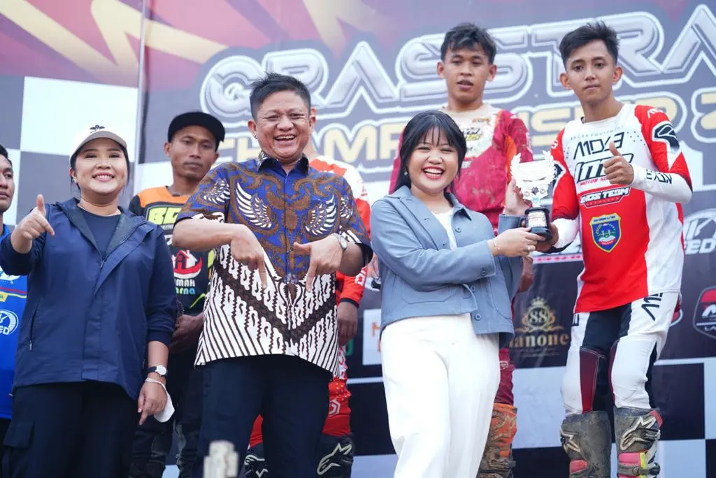 Pembukaan kejuaraan Grasstrack Bupati OKU Timur Cup, Di Cahaya Baru Circuit, BK-16 Desa Cahya Negeri, Kecamatan Semendawai Suku lll, Sabtu, 14 Oktober 2023.