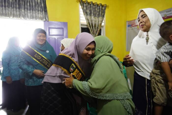 Ketua Tim Penggerak PKK Kabupaten OKU Timur yang juga sebagai Bunda Literasi dr. Sheila Noberta, Sp.A., M.Kes meninjau pojok baca di Desa Karang Tengah Kecamatan BMT Senin, 23 Oktober 2023.