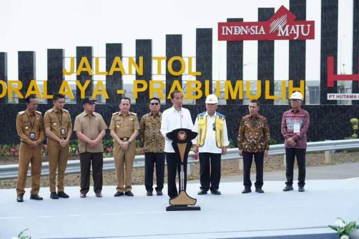 Presiden RI, Joko Widodo (Jokowi) kembali meresmikan salah satu Proyek Strategis Nasional (PSN) yakni Jalan Tol Trans Sumatera (JTTS) ruas Indralaya – Prabumulih garapan PT Hutama Karya (Persero) (Hutama Karya) sepanjang 64,5 KM, dalam kunjungan kerjanya ke Provinsi Sumatera Selatan (Sumsel), Kamis, 26 Oktober 2023.