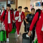 Sejumlah pesepak bola Timnas Indonesia U-17 berjalan menuju pintu masuk ke pesawat tujuan Surabaya di Bandara Soekarno Hatta, Tangerang, Banten, Jumat (3/11/2023). (ANTARA FOTO/Sulthony Hasanuddin/tom)