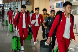 Sejumlah pesepak bola Timnas Indonesia U-17 berjalan menuju pintu masuk ke pesawat tujuan Surabaya di Bandara Soekarno Hatta, Tangerang, Banten, Jumat (3/11/2023). (ANTARA FOTO/Sulthony Hasanuddin/tom)