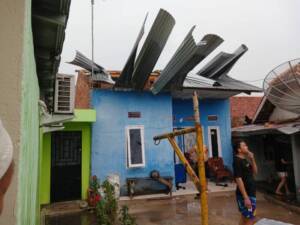 PUTING BELIUNG : Hujan deras meluluh lantakan rumah warga di RT 5/RW 1 Sukajadi dan RT 4 Prabu Jaya, Sabtu sore. Foto : Ist/IP.COM