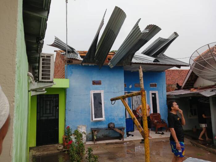 PUTING BELIUNG : Hujan deras meluluh lantakan rumah warga di RT 5/RW 1 Sukajadi dan RT 4 Prabu Jaya, Sabtu sore. Foto : Ist/IP.COM