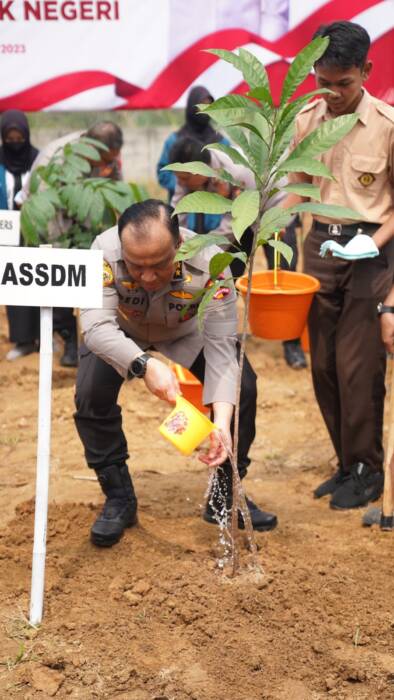 TANAM POHON : As SSDM, Irjen Pol Dedi Prasetyo melakukan penanaman pohon dalam rangka kegiatan Baksos Polri, Sabtu. Foto : Ist/IP.COM