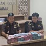 RELEASE: Kasi Intel, M Ridho Saputra SH bersama Kasi Pidsus, Safei SH MH melakukan release penyitaan uang dari 2 terpidana dan 4 saksi perkara korupsi dana hibah Bawaslu Prabumulih 2017-2018 kepada awak media, Selasa. Foto : Rian/IP.COM