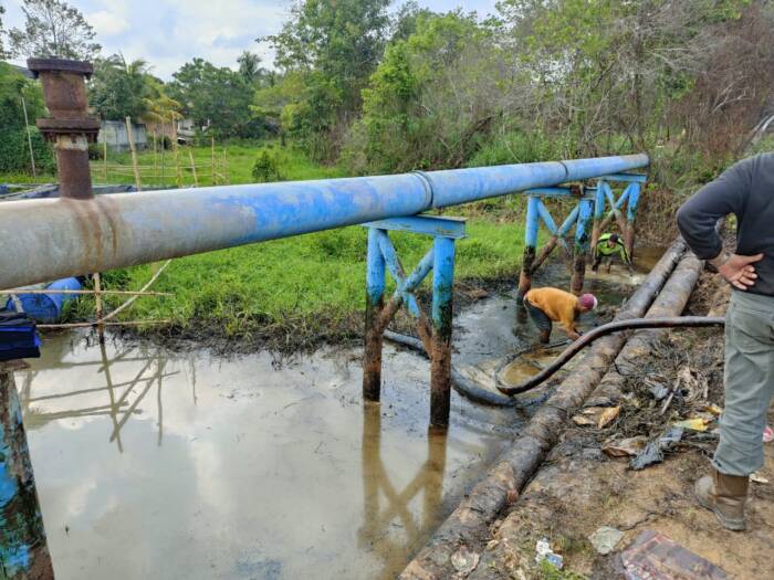 TANGANI : Pekerja PHRZ 4 Prabumulih Field menangani kebocoran pipa di Jalan Nigata Sukajadi, melakukan pembersihan, Jumat. Foto : Ist/IP.COM