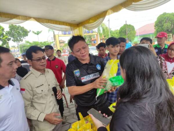 Bentuk Kepedulian, Bupati Enos Buka Gebyar Pasar Murah di Alun-alun Sebiduk Sehaluan