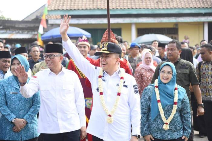 Penjabat (Pj) Gubernur Sumatera Selatan Agus Fatoni meresmikan dua pasar sekaligus di Kabupaten Ogan Komering Ulu (OKU).