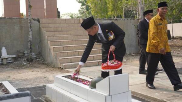 Usai Upacara Peringatan Hari Pahlawan, Bupati Enos Ziarah Taman Makam Pahlawan, Kirim Do’a dan Tabur Bunga