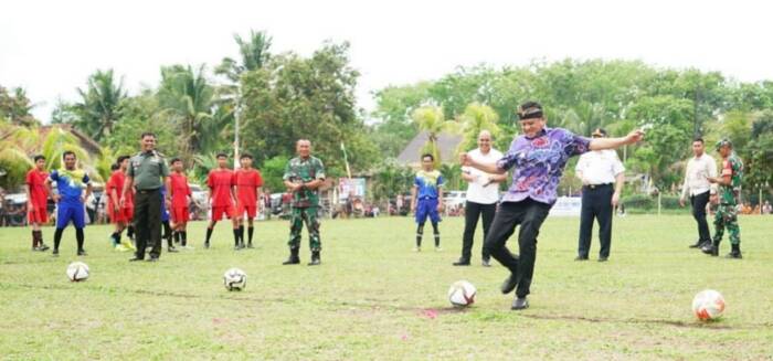 Bupati OKU Timur Ir. H. Lanosin, M.T. membuka secara resmi Turnamen Sepak Bola Bupati Cup OKU Timur Tahun 2023 di Lapangan Desa Tegal Besar Kecamatan Belitang II. Rabu, 22 November 2023.