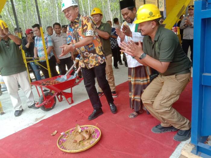 Bupati OKU Timur Ir Lanosin ST MT resmikan pabrik mini kelapa sawit PT Zee Cemerlang Bersaudara - Kirana Group Dusun III Sido Makmur, Kecamatan Martapura, Kabupaten OKU Timur, Kamis 2 November 2023.