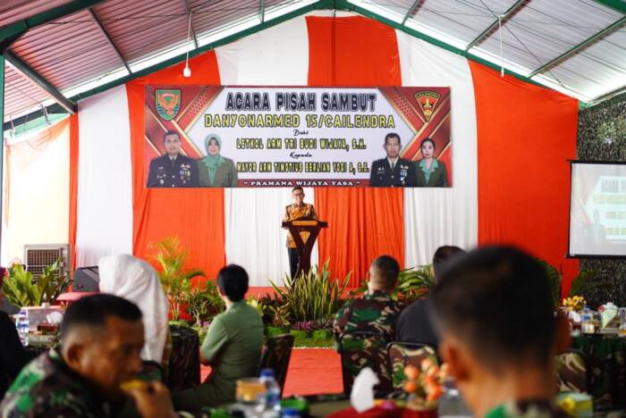 Bupati OKU Timur melalui Wakil Bupati H.M. Adi Nugraha Purna Yudha, SH menghadiri acara Pisah Sambut Danyon Armed 15/Cailendra dari Letkol Arm Tri Budi Wijaya, S.H. kepada Mayor Arm Timotius Berlian Yogi Ananto, S.E. bertempat di Asrama Yon Armed 15/Cailendra Martapura. Kamis, 09 November 2023.