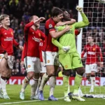 Andre Onana saat diambut rekan-rekannya di Manchester United usai gagalkan penalti FC Copenhagen di matchday 3 Liga Champions (AFP)