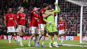 Andre Onana saat diambut rekan-rekannya di Manchester United usai gagalkan penalti FC Copenhagen di matchday 3 Liga Champions (AFP)