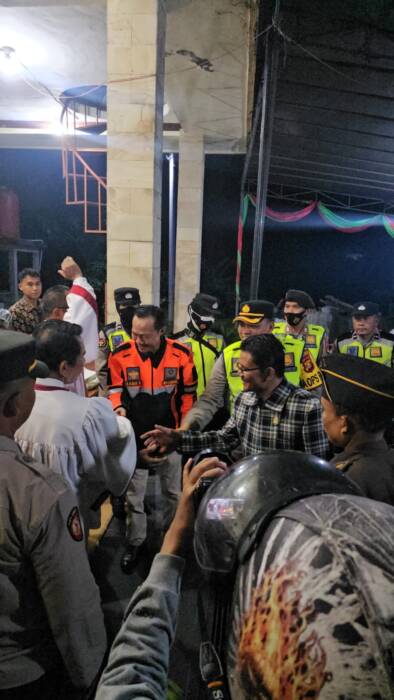 PATROLI : Pj Wako Prabumulih, H Elman ST MM bersama Kapolres, AKBP Endro Aribowo SIk melakukan patroli skala besar menyambut malam perayaan Natal 2023 di sejumlah gereja, Minggu malam. Foto : Rian/IP.COM