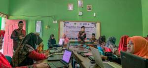 Tim Pengabdian Dosen Universitas Nurul Huda menghadirkan Workshop peningkatan profesionalisme guru melalui pelatihan pembuatan video presentasi, di Madrasah Tsanawiyah (MTs) Nurul Huda Sukaraja OKU Timur. Foto: Istimewa/dok.