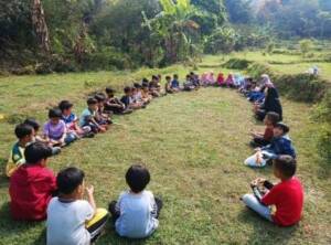 Aktivitas pembelajaran siswa di salah satu Sekolah Alam di Jawa Barat. Sumber: Penulis