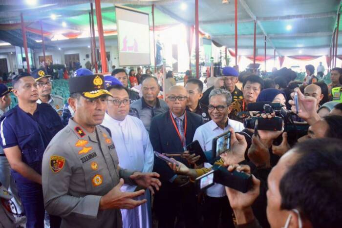 Jelang malam Natal Tahun 2023, Minggu (24/12) Sekretaris Daerah (Sekda) Provinsi Sumsel Ir. S.A Supriono bersama sejumlah unsur Forum Koordinasi Pimpinan Daerah (Forkopimda) Sumsel  melakukan pengecekan dan peninjauan  tempat ibadah dan Pos PAM Natal 2023 dan Tahun Baru 2024 di dalam Kota Palembang. 