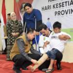 Penjabat (Pj) Gubernur Sumatera Selatan (Sumsel) Agus Fatoni bersama Penjabat (Pj) Ketua Tim Penggerak (TP) Pemberdayaan Kesejahteraan Keluarga (PKK) Sumsel Tyas Fatoni menyalurkan bantuan kepada para penyandang disabilitas.