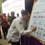 Penjabat (Pj) Gubernur Agus Fatoni menandatangani Deklarasi Damai Pemilu Tahun 2024 di Sumatera Selatan. Penandatanganan tersebut dilakukan dalam kegiatan ‘Deklarasi Damai Pemilu 2024’ di Asrama Haji Palembang, Sumatera Selatan, Jumat (8/12/2023). 
