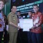 Penjabat (Pj) Gubernur Sumatera Selatan (Sumsel) Agus Fatoni menyerahkan secara langsung Penghargaan Desa Cinta Statistik (Desa Cantik) Provinsi Sumatera Selatan Tahun 2023.