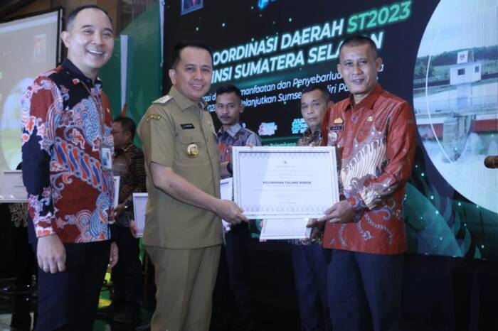 Penjabat (Pj) Gubernur Sumatera Selatan (Sumsel) Agus Fatoni menyerahkan secara langsung Penghargaan Desa Cinta Statistik (Desa Cantik) Provinsi Sumatera Selatan Tahun 2023.