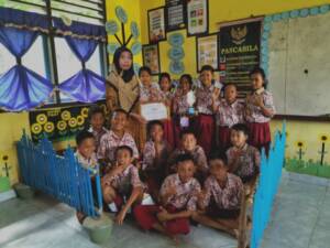 Pendampingan Pembuatan Pojok Baca untuk Menumbuhkan Minat Baca Siswa pada Materi Bahasa Indonesia dan Bahasa Inggris di Kelas V SD Negeri 02 Riang Bandung