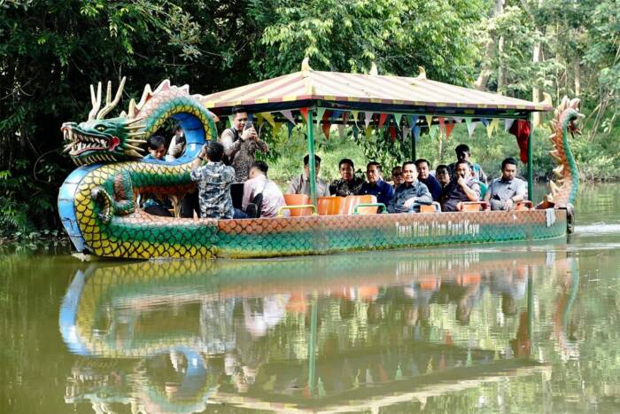 Penjabat (Pj) Gubernur Sumatera Selatan (Sumsel) Agus Fatoni dan Pj Walikota Palembang Ratu Dewa bersama-sama meninjau sejumlah taman kota dan tempat wisata di Kota Palembang.