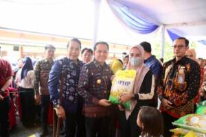 Pemerintah Provinsi (Pemprov) Sumatera Selatan melalui Dinas Tenaga Kerja dan Transmigrasi (Disnakertrans) Provinsi Sumsel menggelar Gebyar Pasar Murah bagi masyarakat menengah ke bawah.