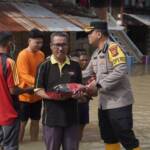 Kapolres Prabumulih, AKBP Endro Aribowo SIk menyalurkan bantuan banjir di sejumlah lokasi. Foto : Ist/FS.COM