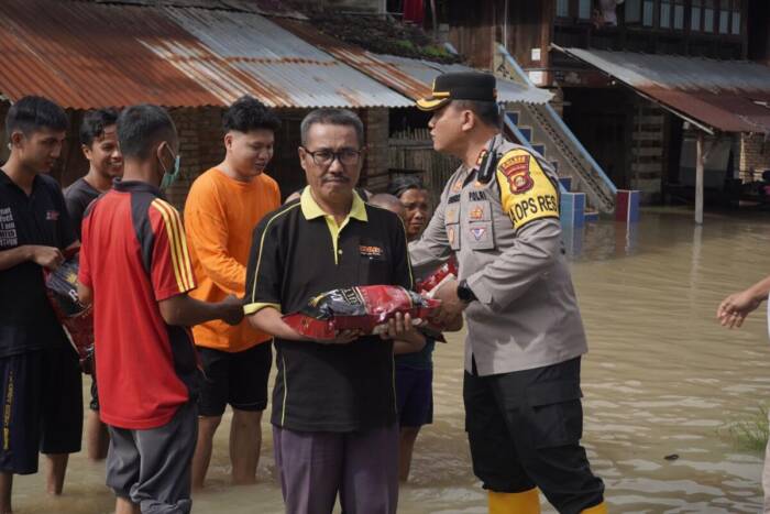 Kapolres Prabumulih, AKBP Endro Aribowo SIk menyalurkan bantuan banjir di sejumlah lokasi. Foto : Ist/FS.COM