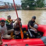 Kapolres Prabumulih, AKBP Endro Aribowo SIk mendampingi Pj Wako, H Elman ST MM meninjau banjir menggunakan perahu karet di Sungai Kelekar, Sabtu. Foto : Ist/FS.COM