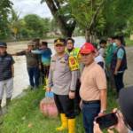 Pj Wako Prabumulih, H Elman ST MM bersama Kapolres, AKBP Endro Aribowo SIk berkeliling meninjau banjir menimpa Prabumulih, Sabtu. Foto : Ist/FS.COM