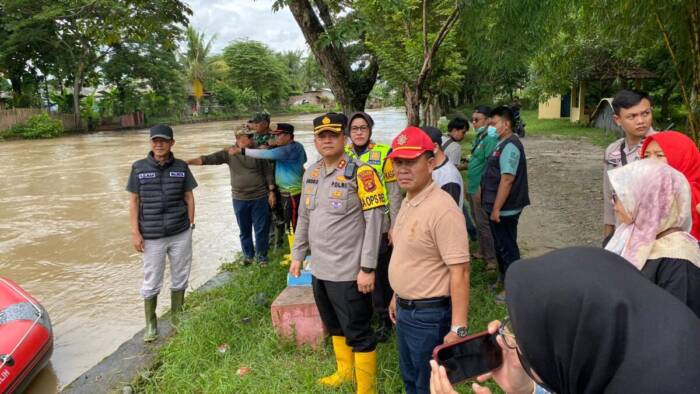 Pj Wako Prabumulih, H Elman ST MM bersama Kapolres, AKBP Endro Aribowo SIk berkeliling meninjau banjir menimpa Prabumulih, Sabtu. Foto : Ist/FS.COM