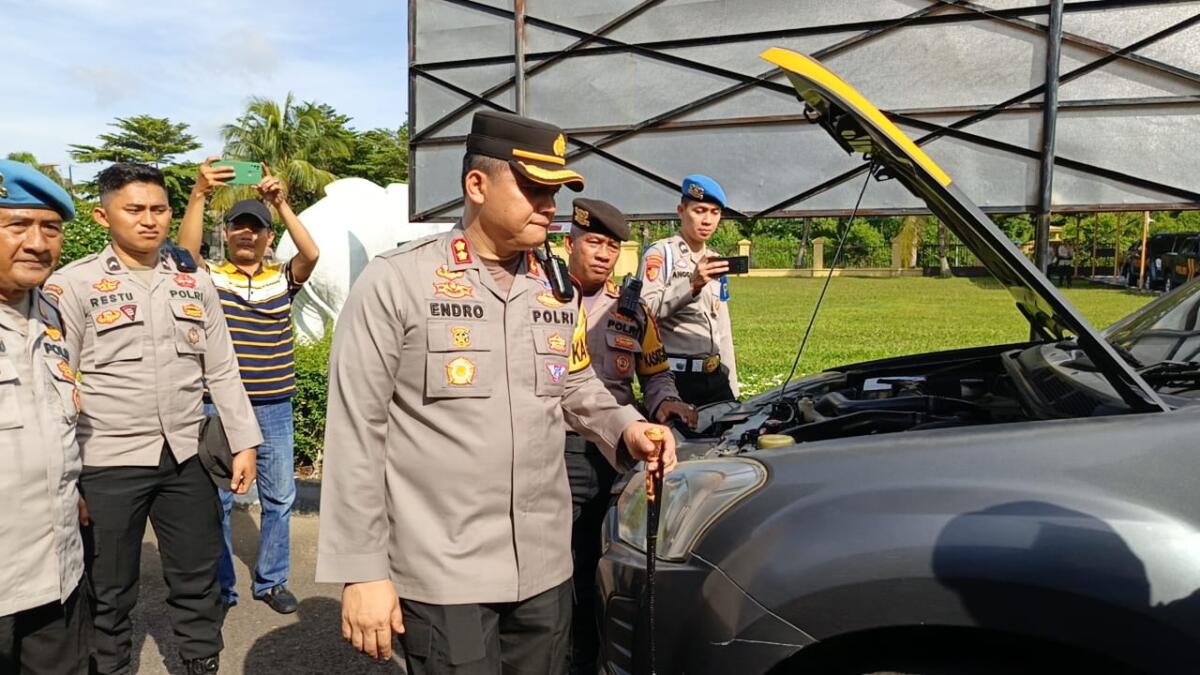 Kapolres Prabumulih, AKBP Endro Aribowo SIk mengecek ranmor dalam rangka kesiapan Ops Mantab Brata 2024 dalam rangka pengamanan Pemilu di Mapolres, Selasa. Foto : Ist/FS.COM