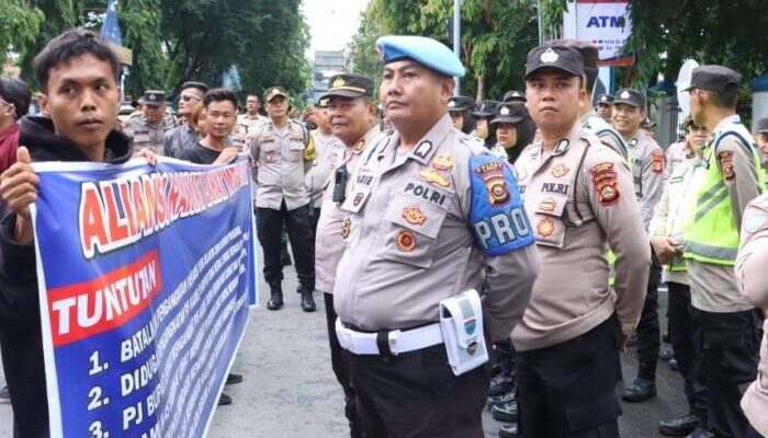 Sampaikan Tuntutan, Aliansi Rakyat Lahat Menggugat Demo depan Kantor Bupati