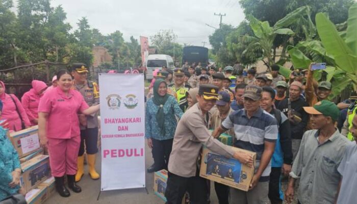 Polres Prabumulih Jumat Sedekah di Kelurahan Payuputat, Bantu Korban Banjir