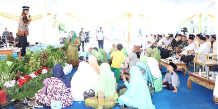 Bupati dan Wakil Bupati OKU Timur Ir. H. Lanosin, M.T. dan H.M. Adi Nugraha Purna Yudha, S.H., Tabligh Akbar ini menghadirkan penceramah kondang asal Yogyakarta Ust. Drs. H. Wijayanto, M.A.