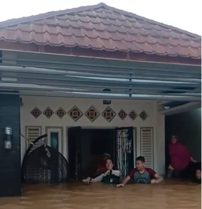 Kabupaten Muratara dilanda banjir sejak beberapa hari ini. Salah satu Desa yang terdampak dari banjir ini terjadi di Desa Lawang Agung Kecamatan Rupit Kabupaten Muratara.