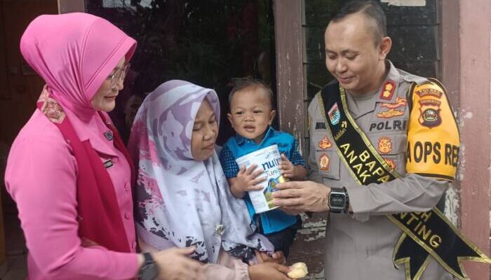 Kapolres Lubuklinggau Bersama Ibu Bhayangkari dan Kadinkes Kunjungi Lima Anak Terdampak Stunting