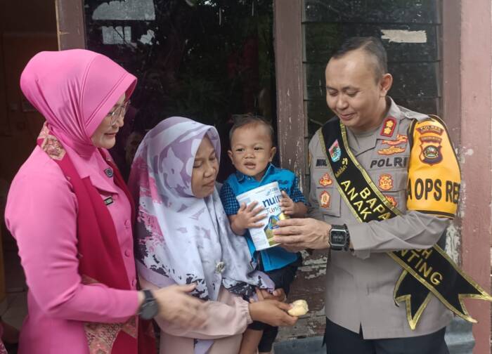 Kapolres Lubuklinggau AKBP Indra Arya Yudha bersama Ibu Bhayangkari Ariyanti Indra Arya Yudha beserta Kepala Dinas Kesehatan Erwin Armeidi rombongan mengunjungi lima anak yang terdampak stunting.