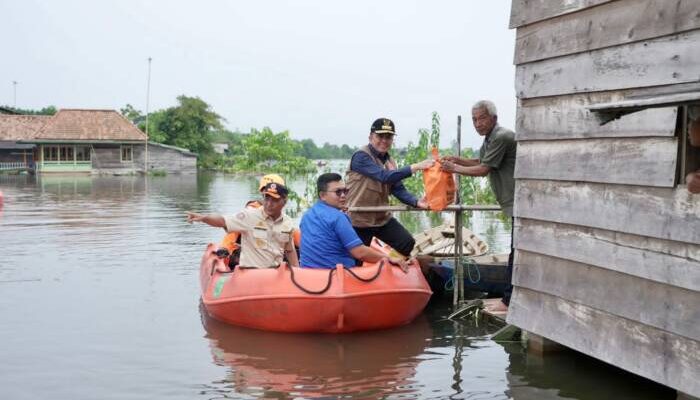 Tinjau Lokasi Banjir di Kabupaten Muba, Pj Gubernur Agus Fatoni Antar Langsung Bantuan ke Rumah Warga Gunakan Perahu Karet