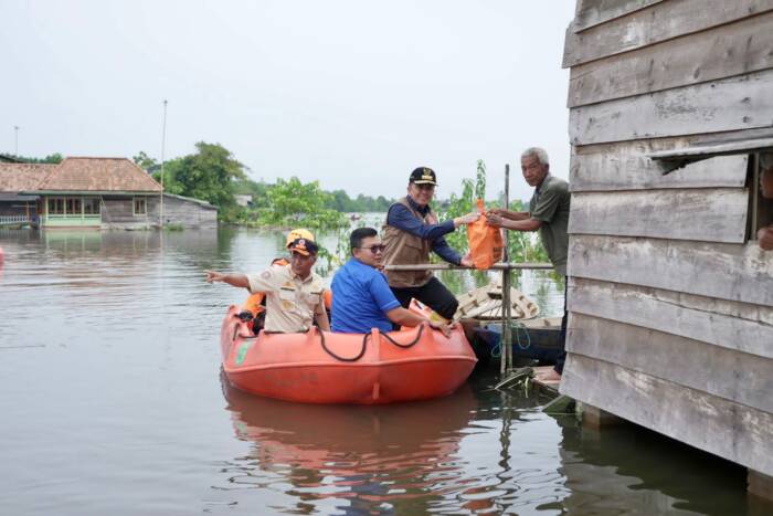 Penjabat (Pj) Gubernur Sumatera Selatann (Sumsel) Agus Fatoni meninjau sekaligus memberikan bantuan ke lokasi banjir di Kabupaten Musi Banyuasin (Muba), tepatnya Desa Teluk Kijing 1 dan Tanjung Agung Barat.