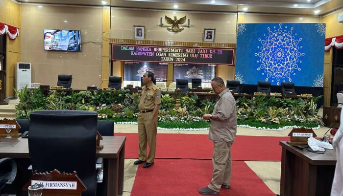 Guna memastikan kesiapan Rapat Paripurna Dalam Rangka HUT OKU Timur ke-20 berjalan dengan lancar, Sekretaris Daerah Kabupaten OKU Timur Jumadi, S.Sos. meninjau langsung ke Ruang Rapat DPRD Kabupaten OKU Timur. Selasa, 16 Januari 2024.