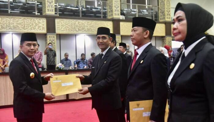 Lantik Empat Pejabat Eselon II, Pj Gubernur Agus Fatoni: Lakukan Inovasi dan Terobosan Baru, Jangan Bekerja Biasa-Biasa Saja